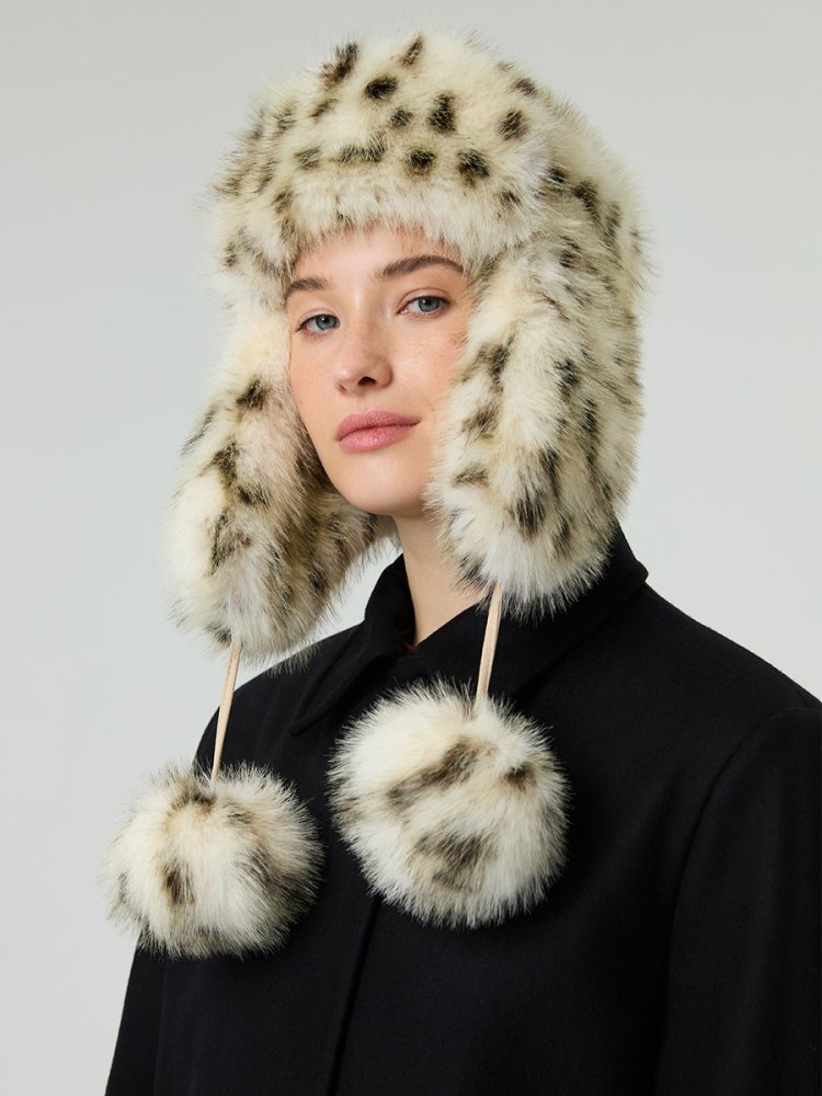 Ушанка с помпонами